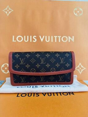 Louis Vuitton Vintage Monogram Pochette Dame 26 Clutch |New Hardware + GoldChain